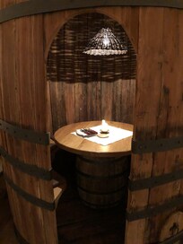 Hyggelig spisested - stort gammelt vinfad.