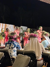 Excellent buffet and outstanding Tahitian cabaret show enjoyed by the entire family including young children (6 years and over)