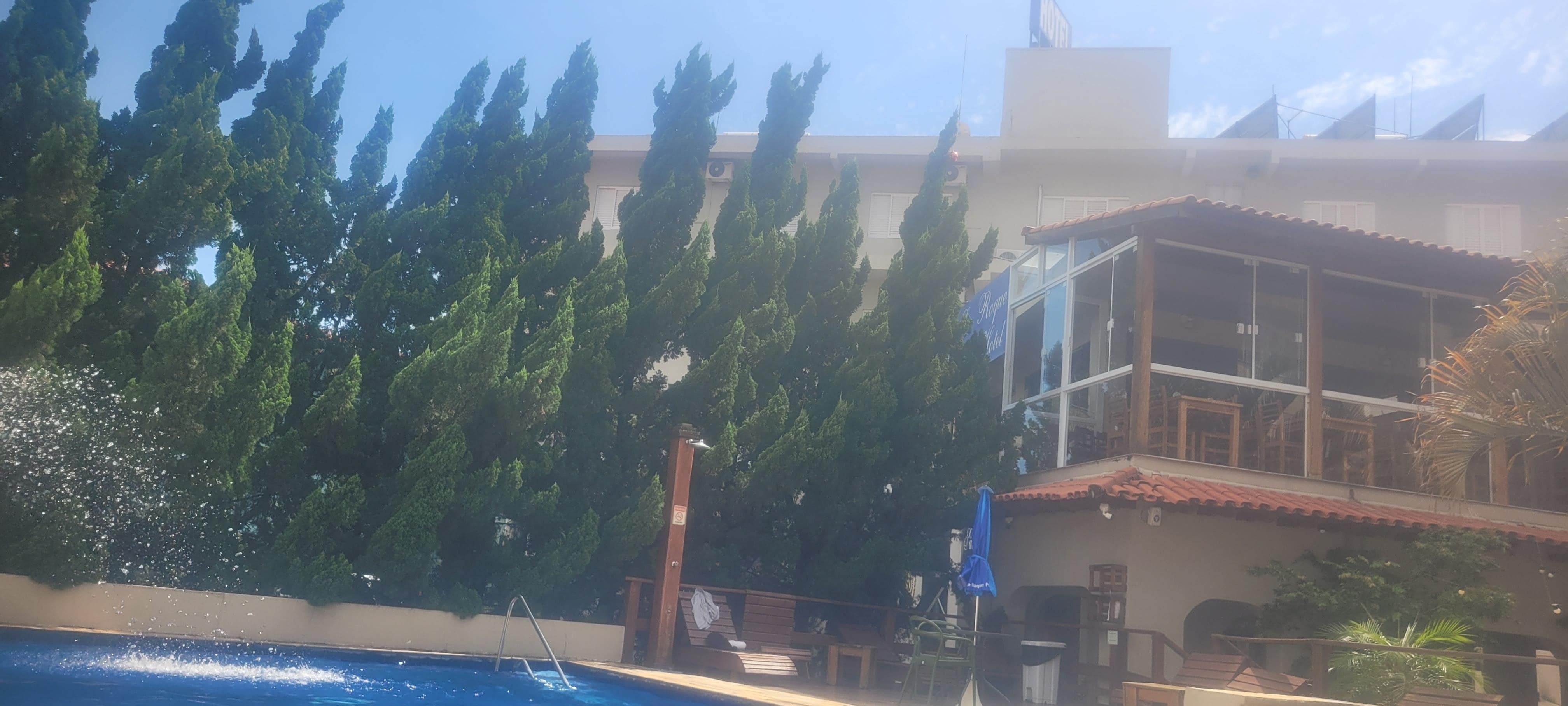 Piscina + predio ao lado, onde fica refeitório do café da manhã. 