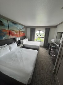 Room 2 queens