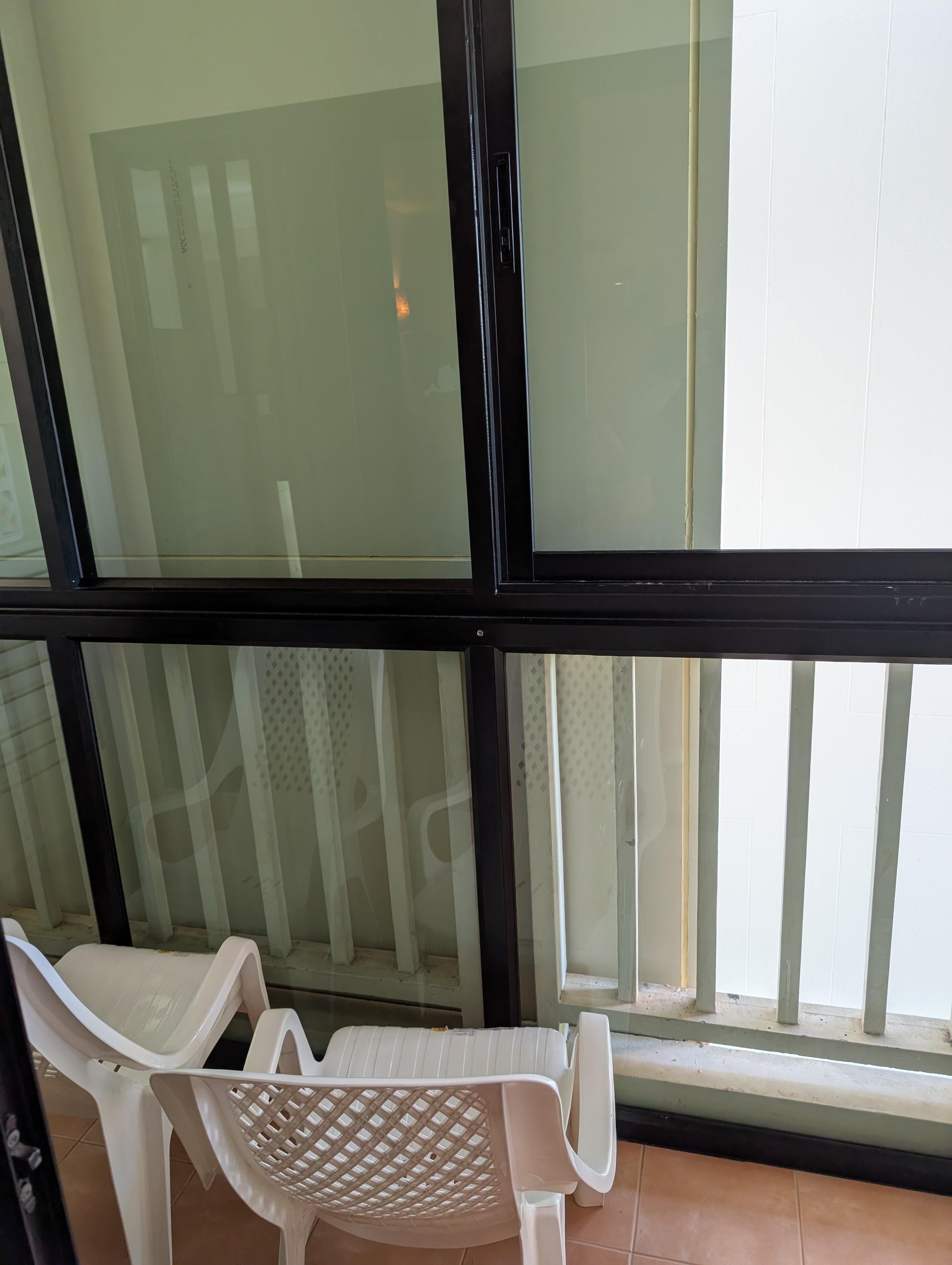 "utsikten" från balkongen. Rummet var i princip fönsterlöst och därav mörkt hela dygnet 