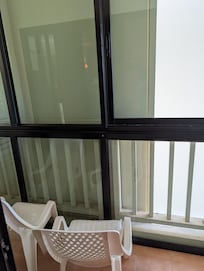 "utsikten" från balkongen. Rummet var i princip fönsterlöst och därav mörkt hela dygnet