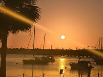Esa es la bahía frente al hotel , del balcón se ve el amanecer , espectacular
