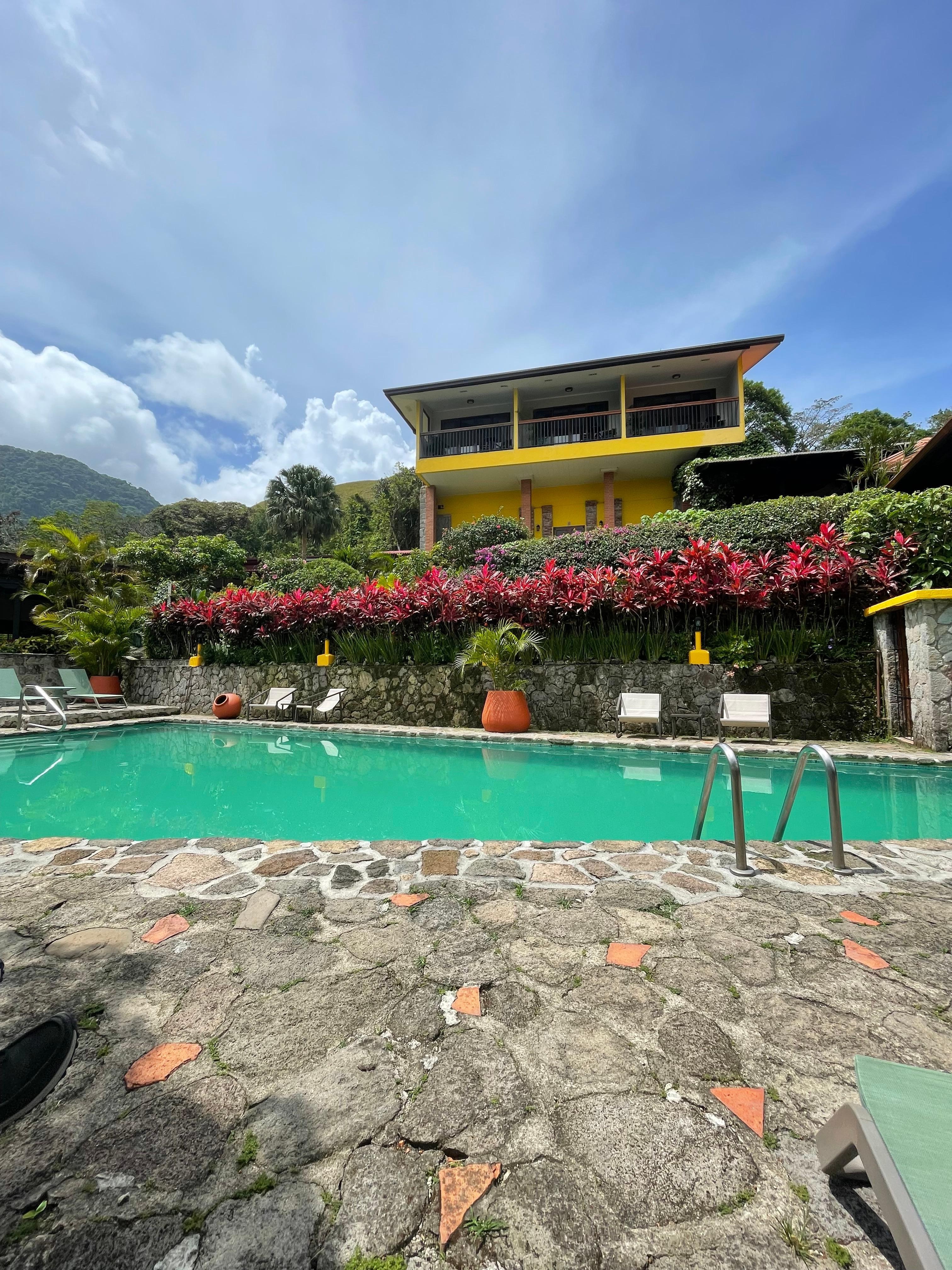 Piscina y restaurante 