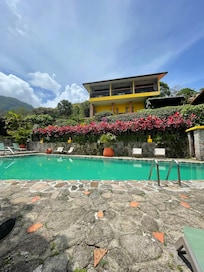 Piscina y restaurante