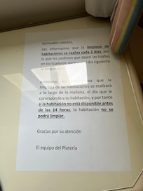 information dans la chambre , nettoyage tous les 2 jours. Non dit sur le site au moment de la réservation.