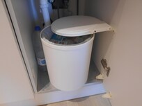 Kaputter Mülleimer in der Küche