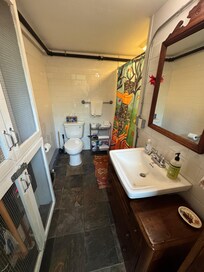 Lots of towels and plenty of water pressure and hot water