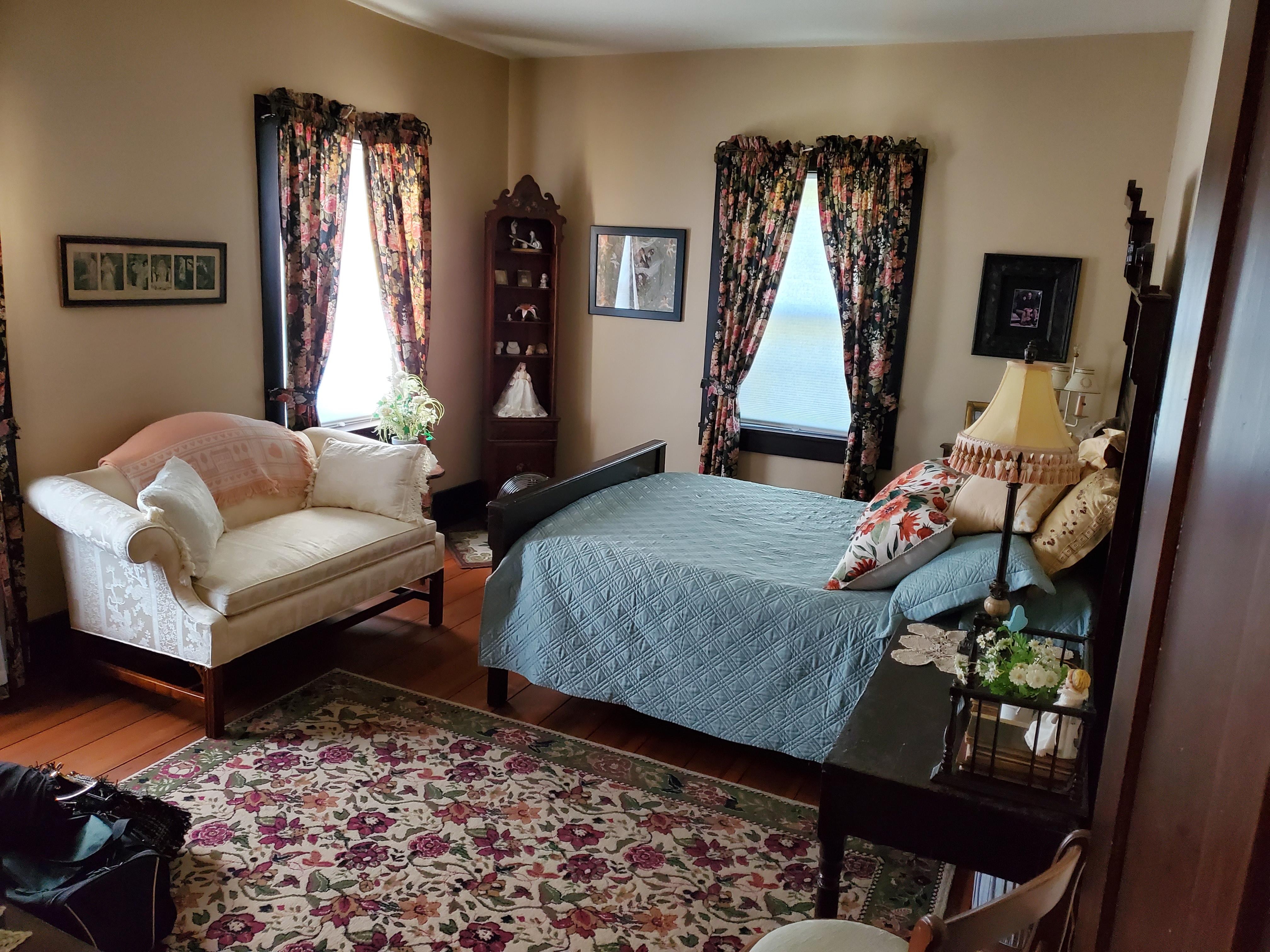 Upstairs large bedroom