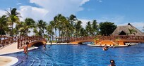 Swim up bar and pool