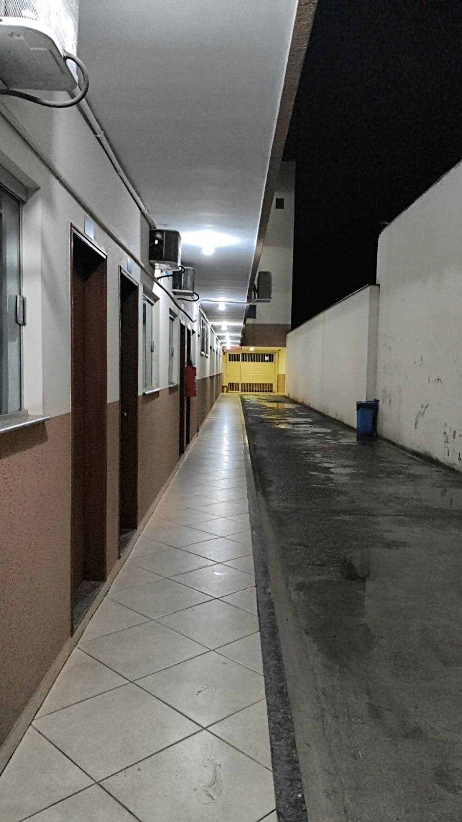 Corredor de acesso à garagem, elevador, refeitório e recepção.