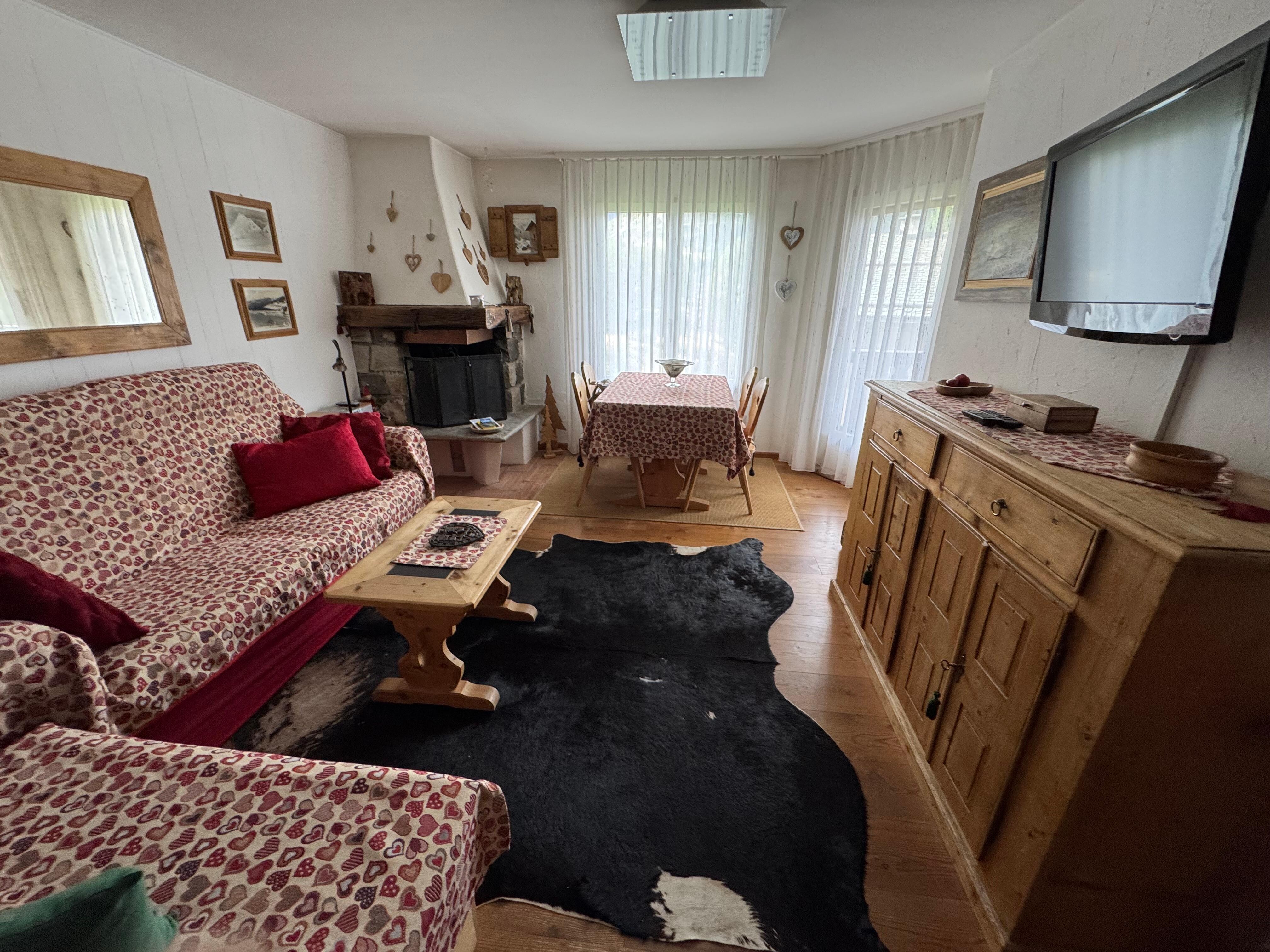 Blick von der Küche ins Wohnzimmer