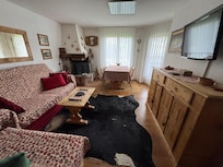 Blick von der Küche ins Wohnzimmer