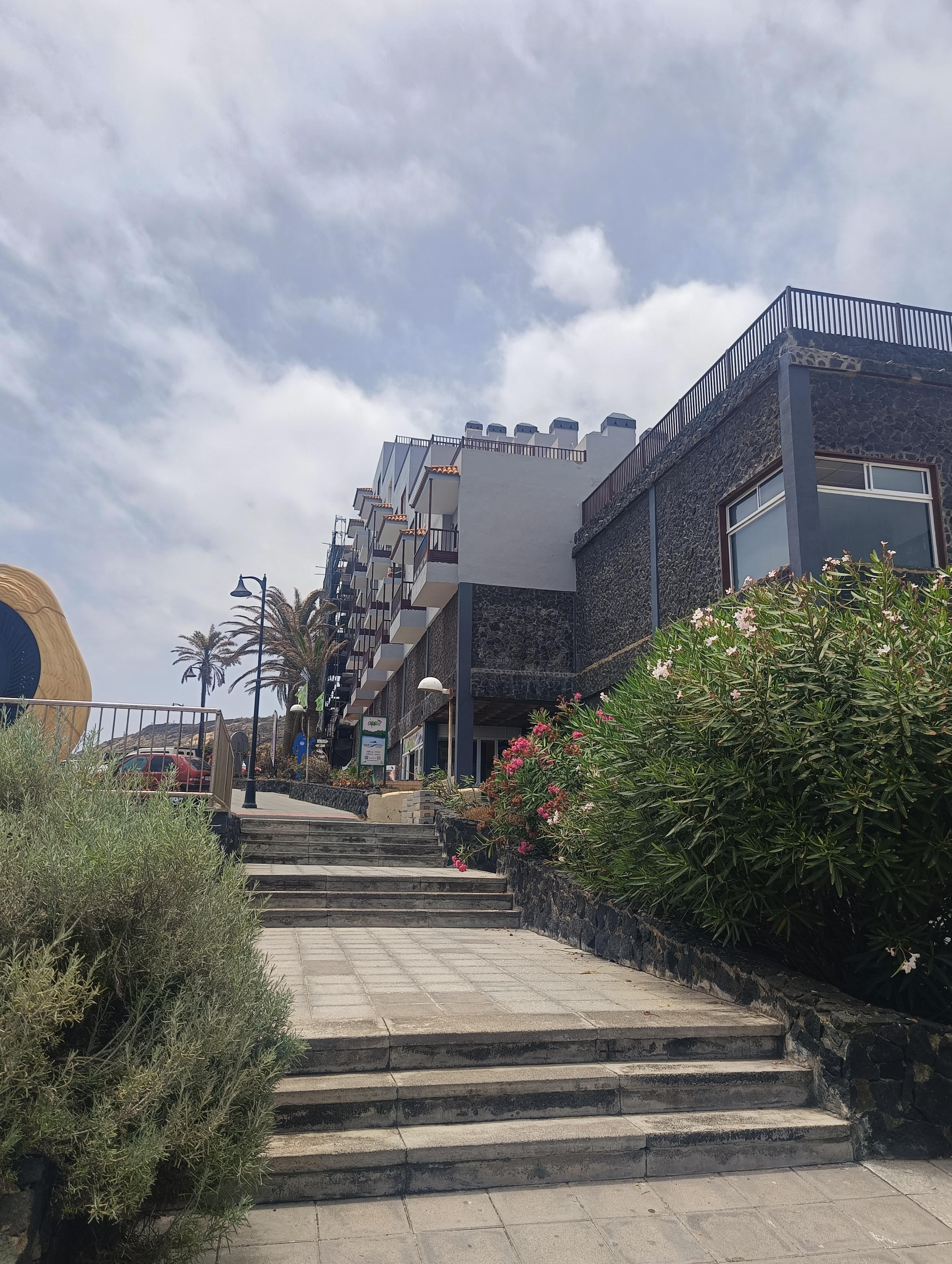 OBRAS RETIRANDO EL SUELO DEL PASEO