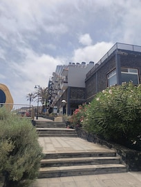 OBRAS RETIRANDO EL SUELO DEL PASEO