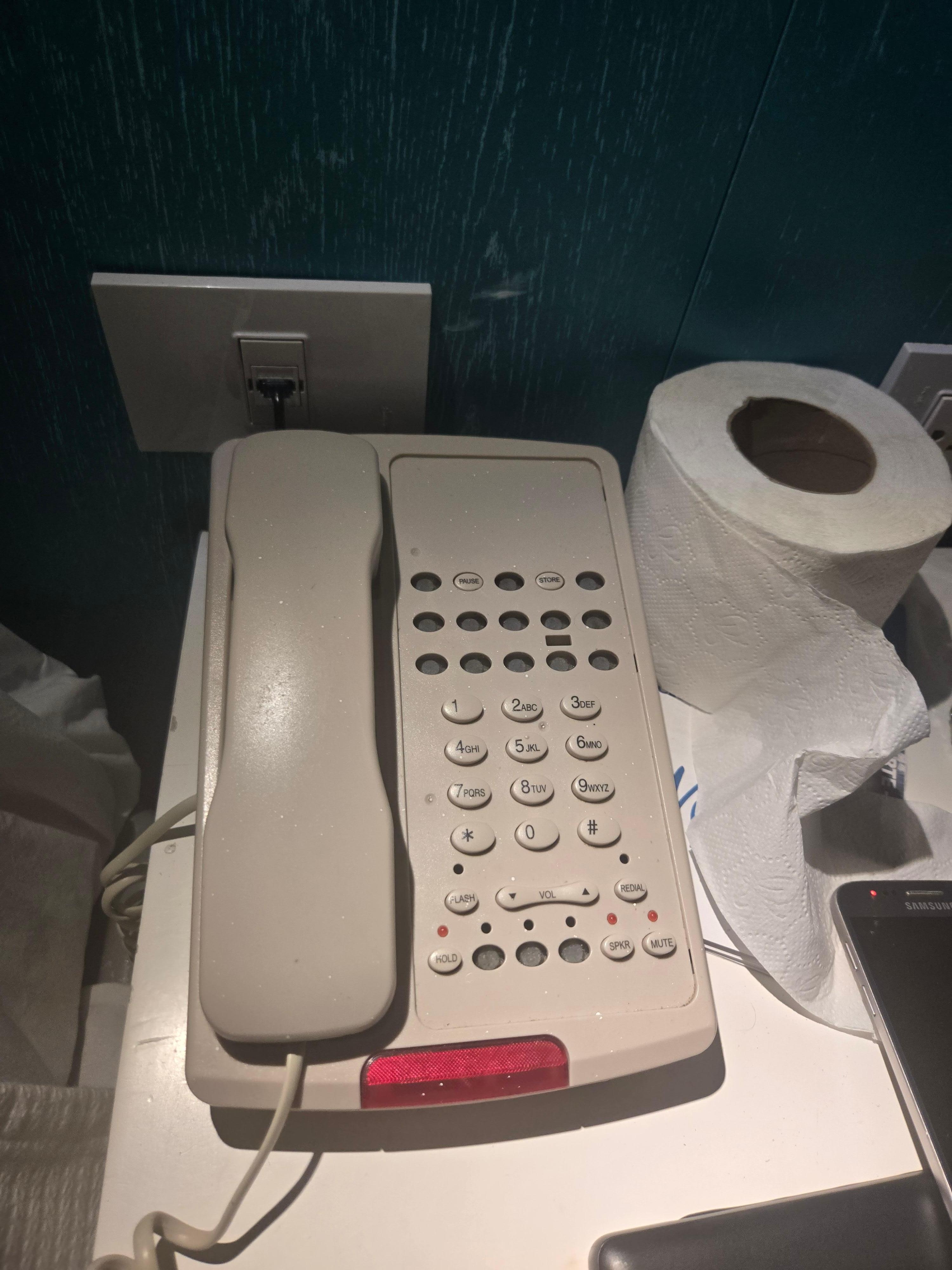 This is th phone that never worked, We could not even call the front desk or 911. I had to call expedia to have them call the front desk. HORRIBLE!!!!!!!!