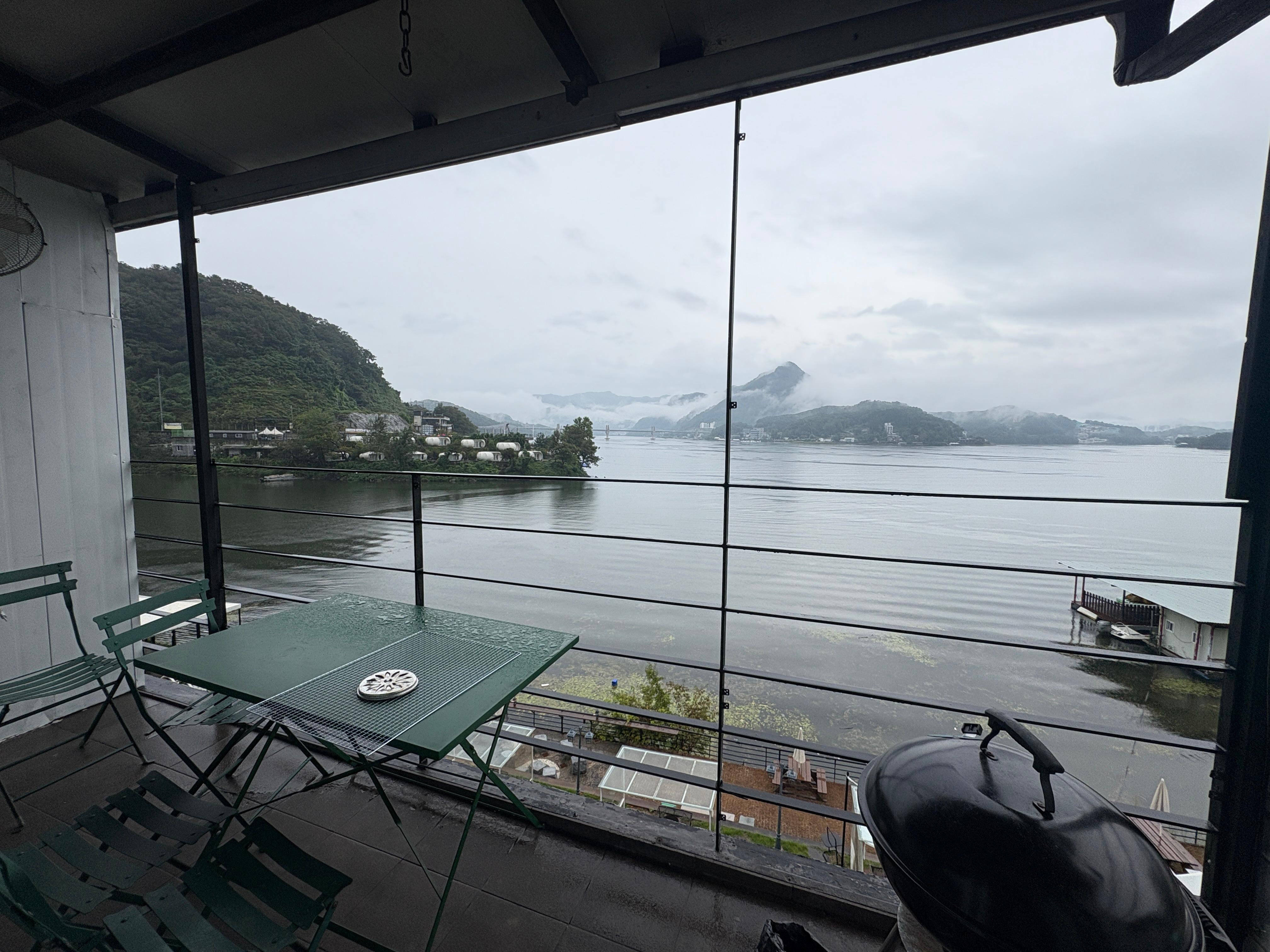 방에서 본 레이크뷰