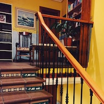La subida a la habitación de la buhardilla, no hay ascensor pero te anima el ver en los escalones las calorías que vas quemando 😉