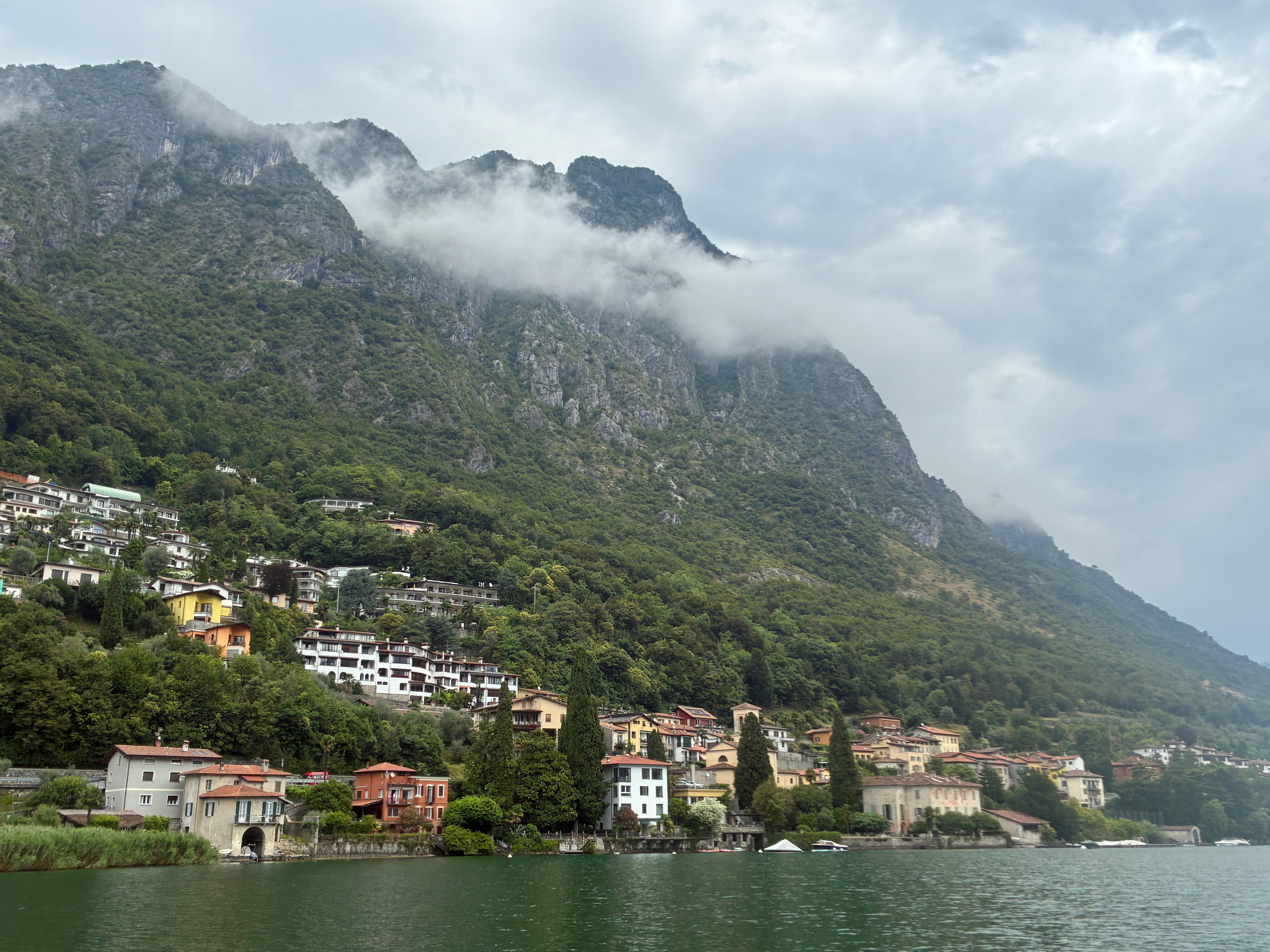 Blick vom See auf das Dorf mit dem Haus (weiß in der Mitte des Bildes)