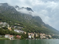 Blick vom See auf das Dorf mit dem Haus (weiß in der Mitte des Bildes)