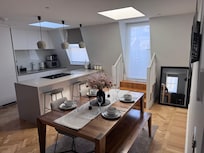 Tiene un balcón para sentarse al aire libre , muy completo y práctico toda la cocina y sala de estar.