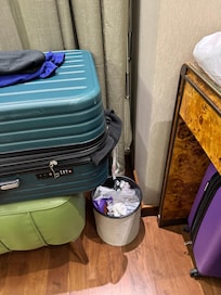 Lixo não retirado na limpeza do quarto