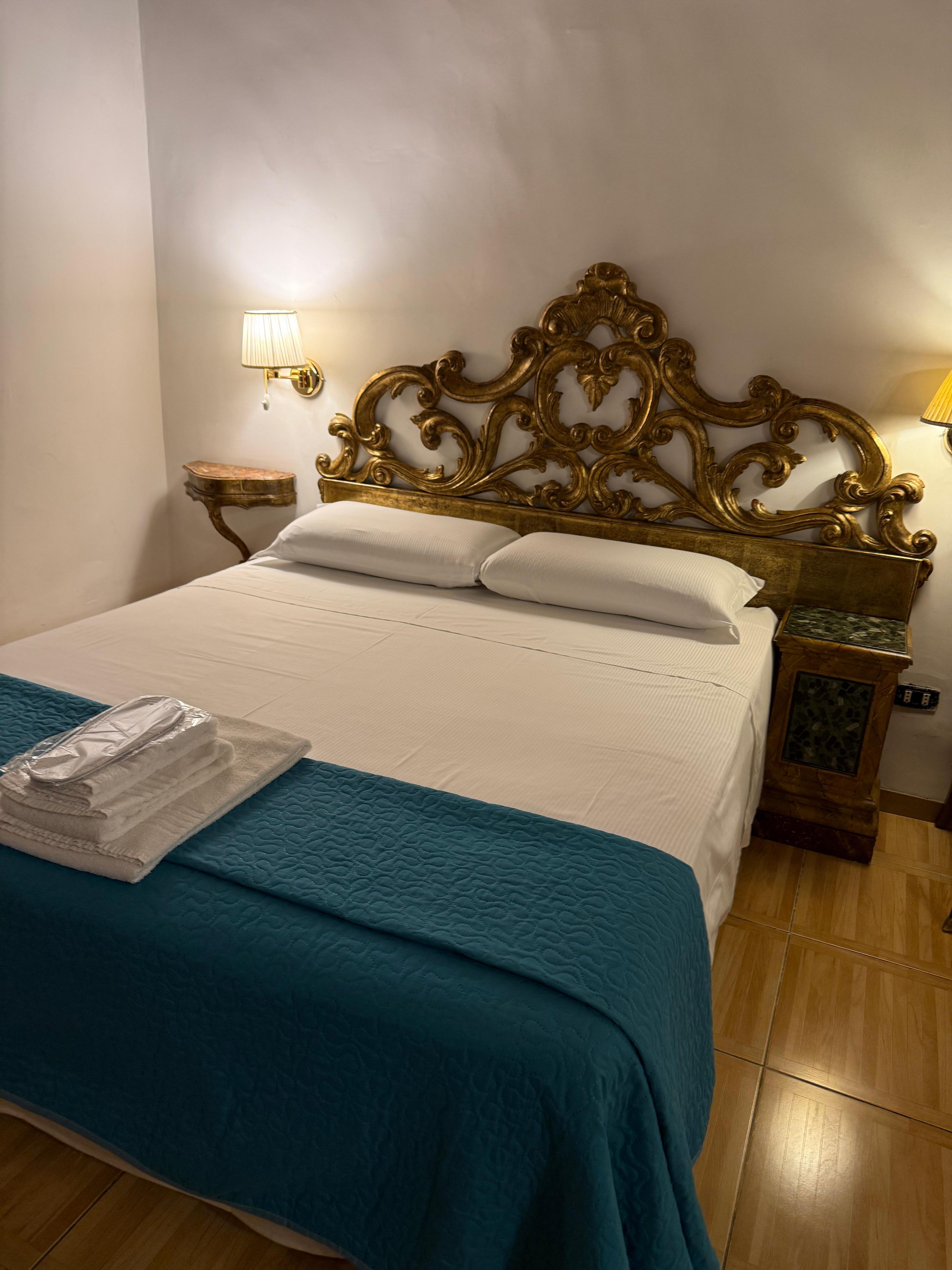 Queen bed. There were two of these in the room. Very comfortable. 