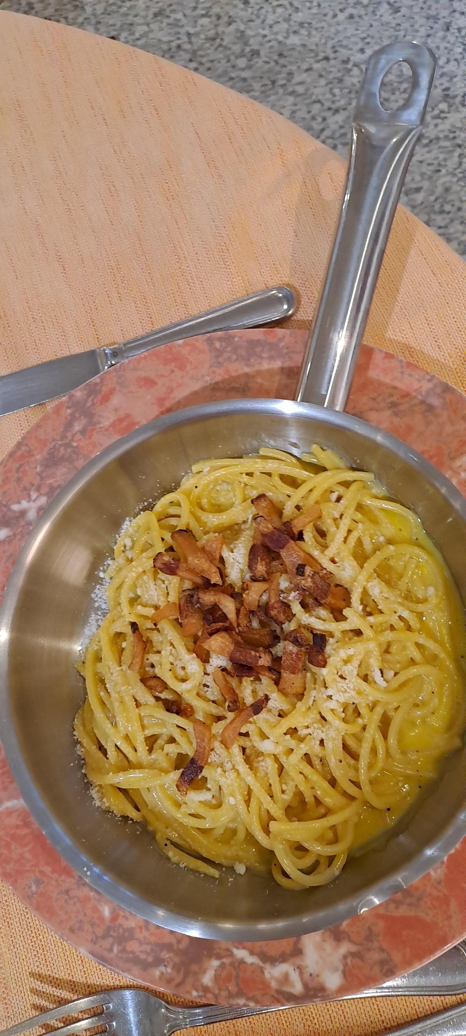 La carbonara servita al ristorante (ottima)