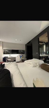 11 floor hotel room, smashing view