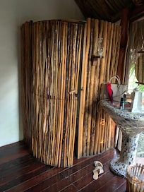 Cercado do aparelho sanitário.