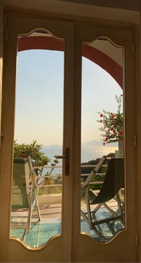 Udsigt gennem dørene fra 3-personers værelse.