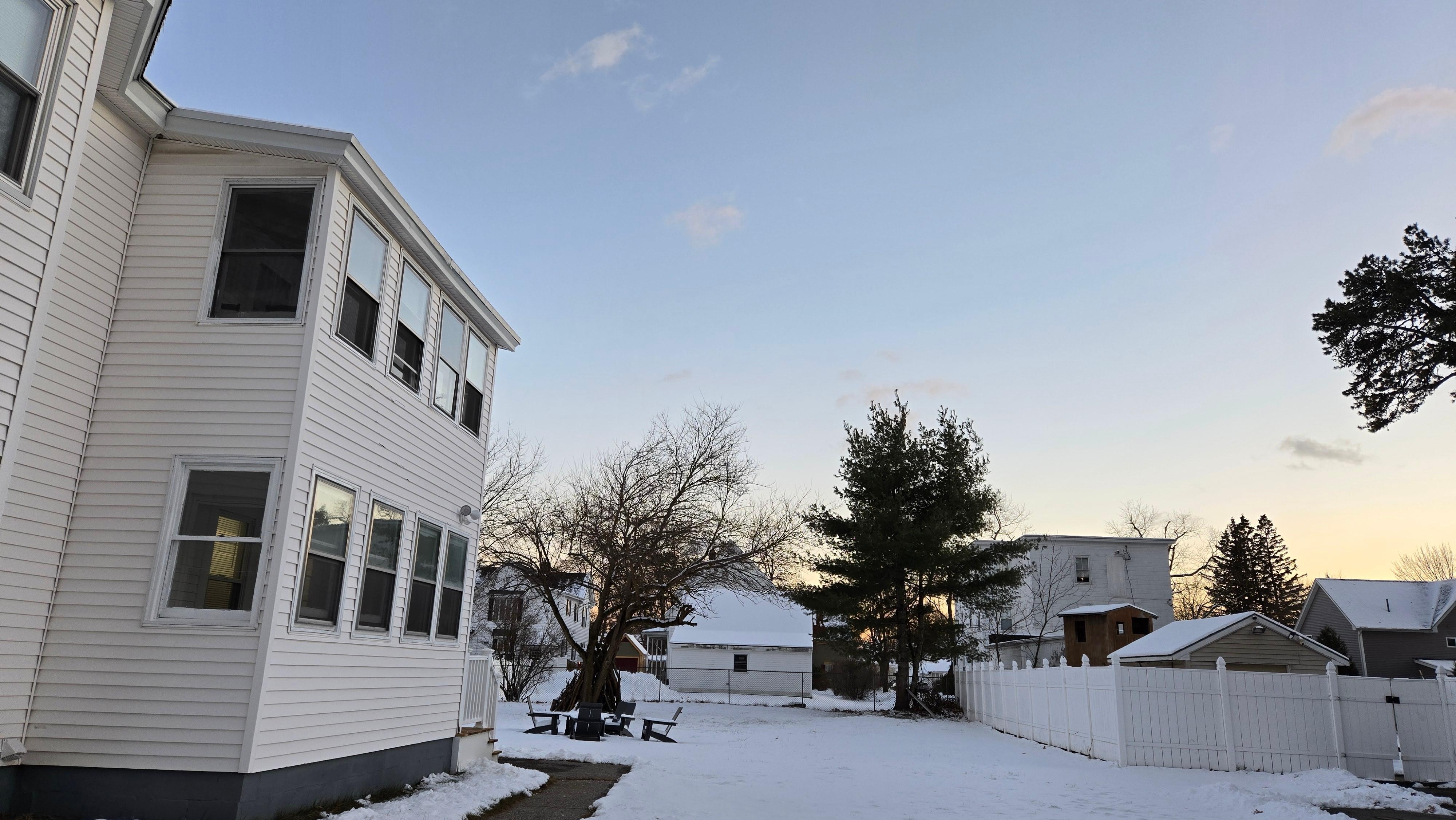 View from the parking space towards the backyard.