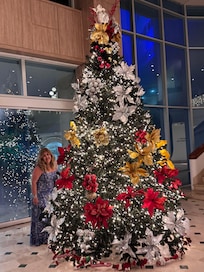 No podía irme sin tomarme una foto en el bello árbol de navidad en la recepción del hotel