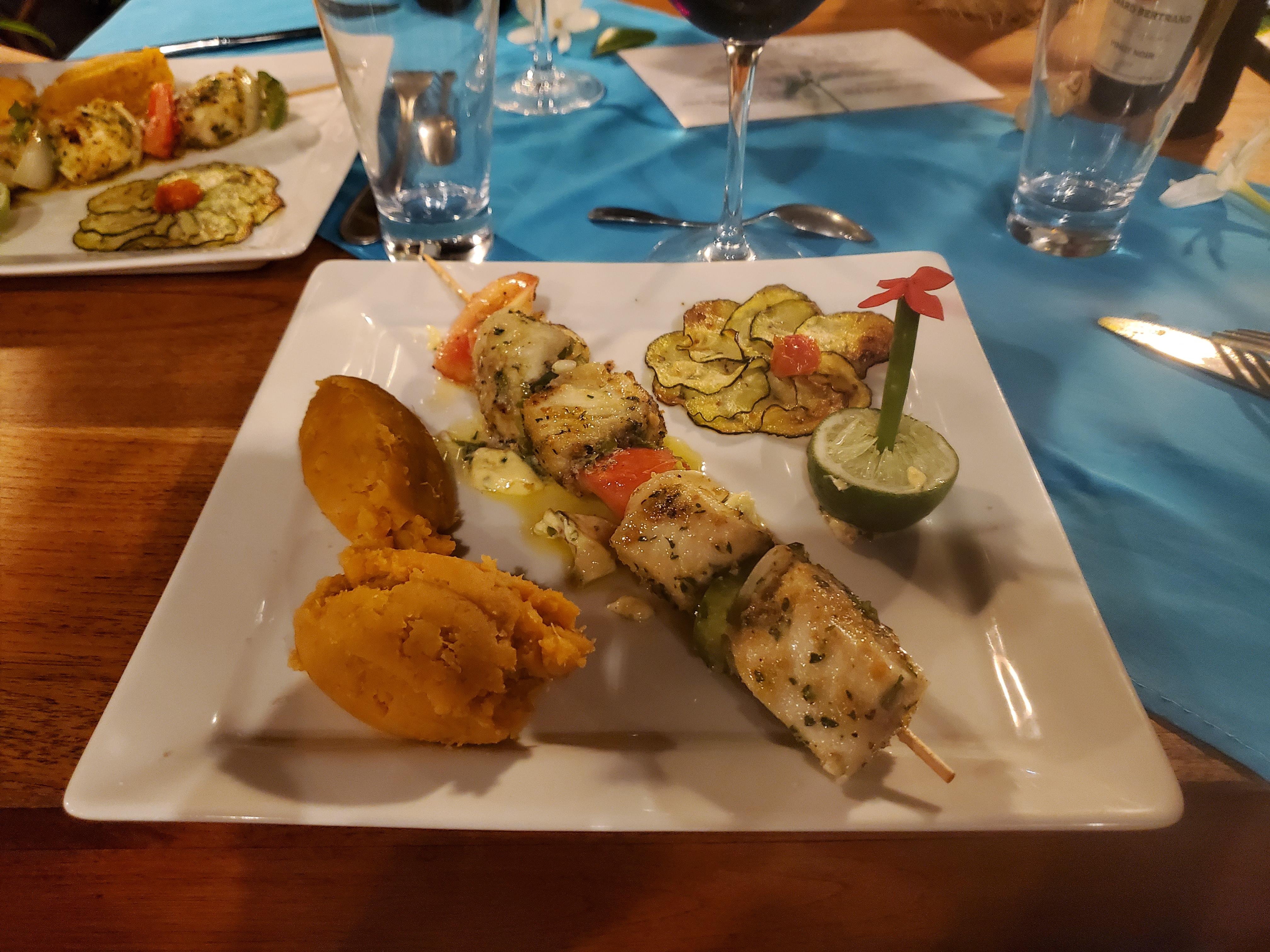 One of the great meals during our stay. Even made an island with a palm tree out of a lime :-)