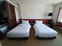 Bedroom (twin beds)