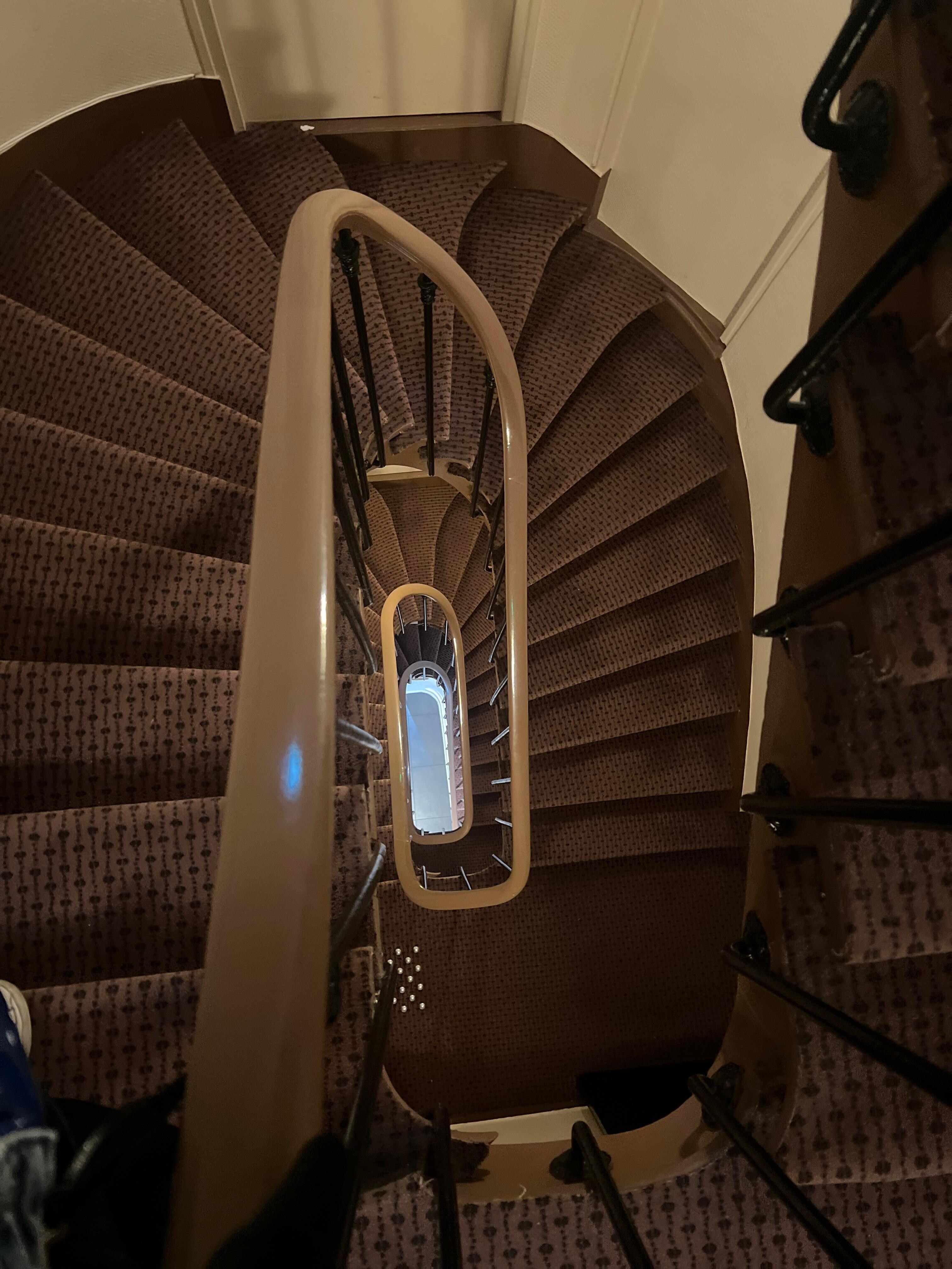 Escadinha tradicional do prédio (tem elevador também) 