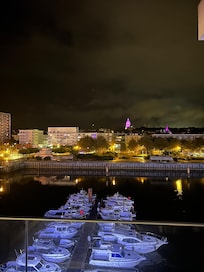 Vue sur la marina depuis la terrasse de la chambre de nuit