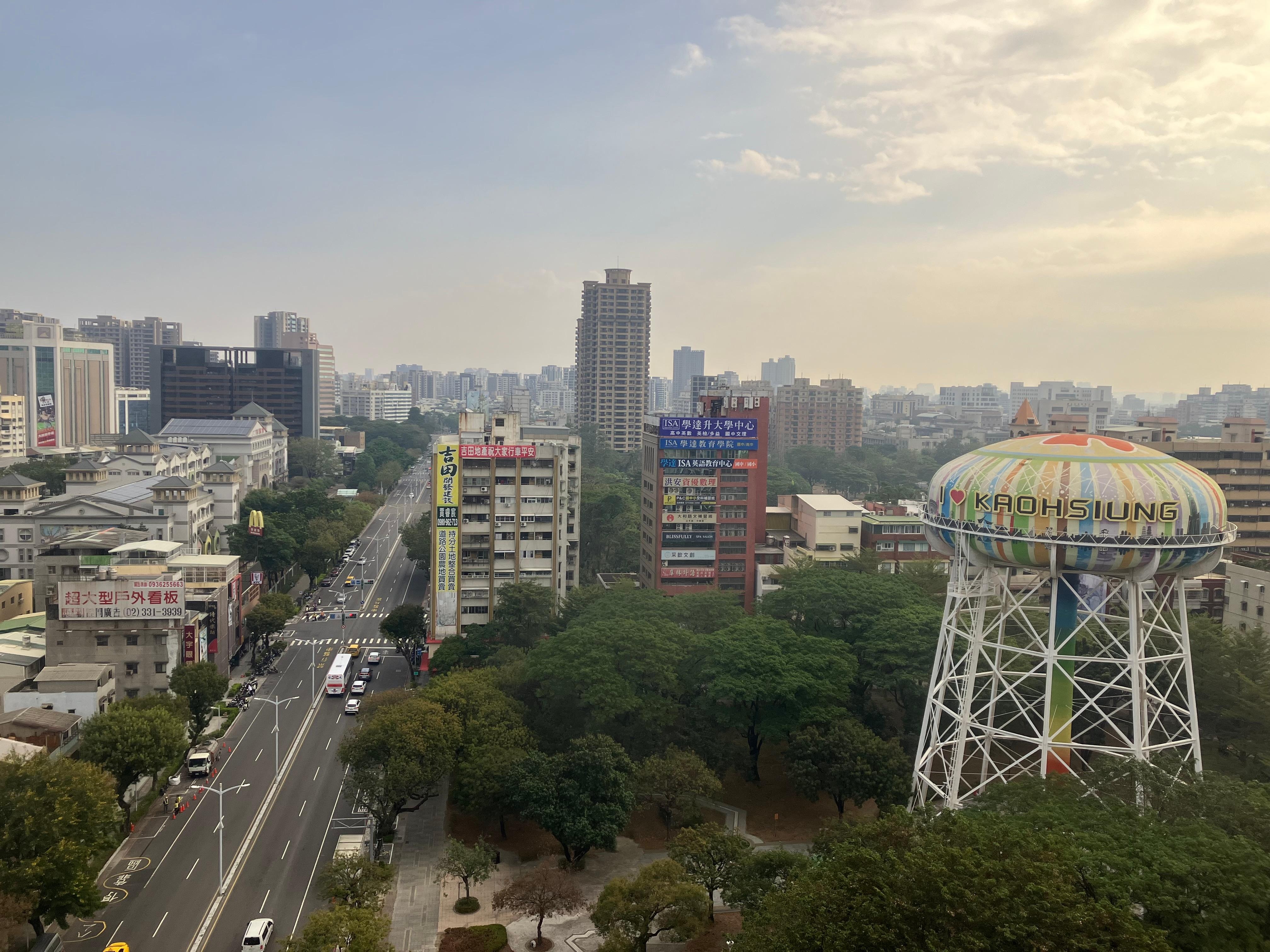 房間看出去的高雄市景，還不錯。