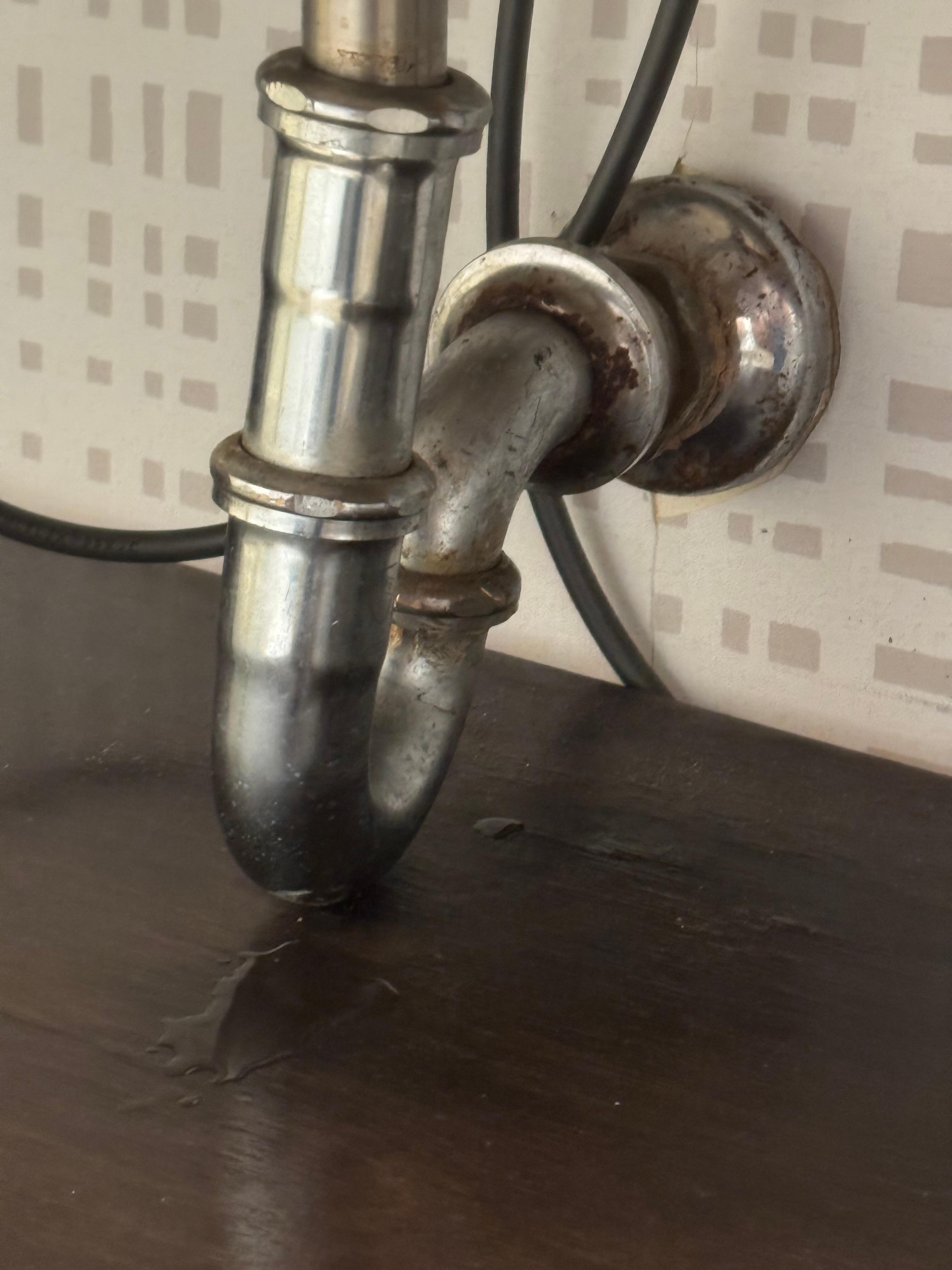 Water leaking from the pipe
