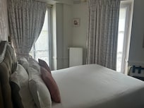 Corner room with a Queen bed