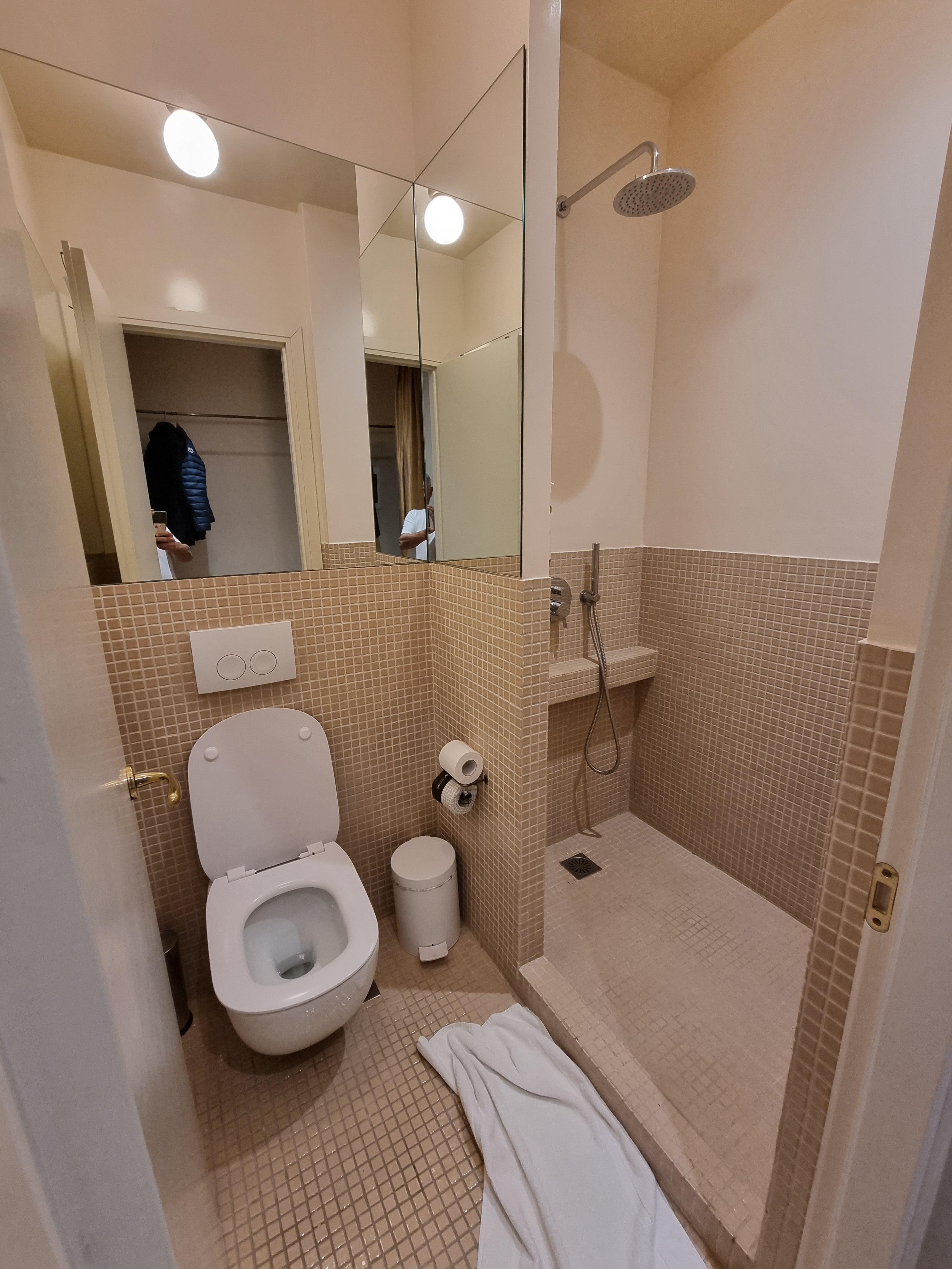 WC douches fonctionnels et très propres. Douche en haut uniquement, pas de douchette!