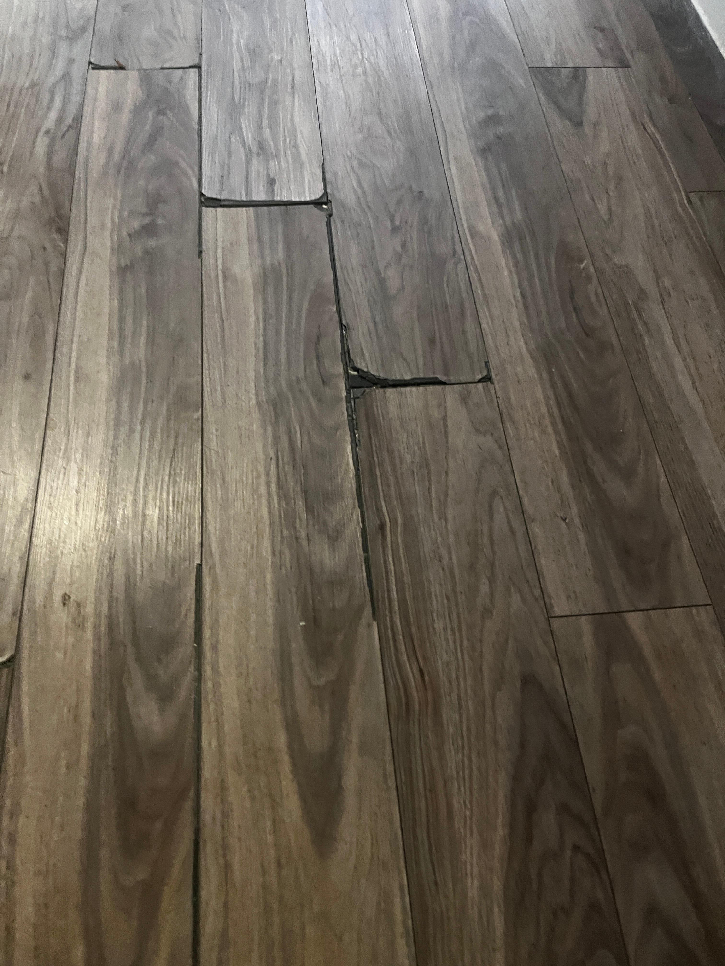 El piso en mal estado y deteriorado 