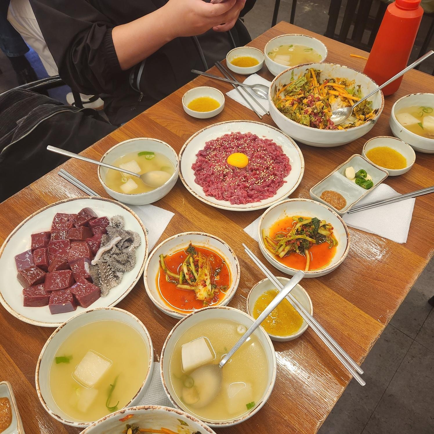 和韩国朋友们一起第一次吃了生拌牛肉