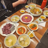 和韩国朋友们一起第一次吃了生拌牛肉