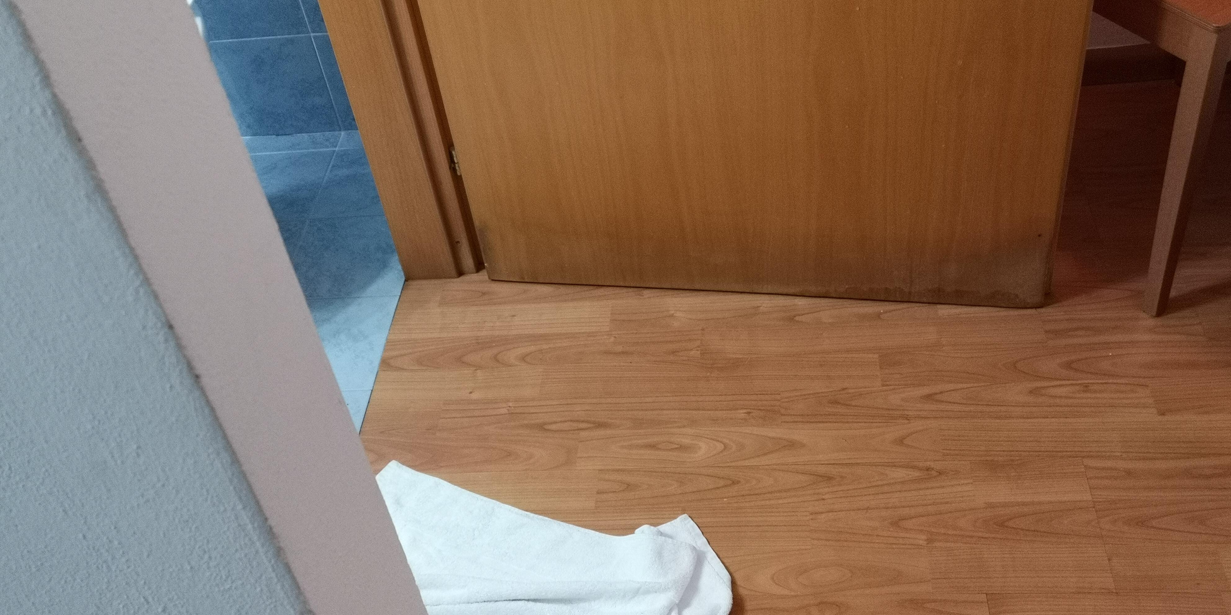 Porta del bagno dove si vede tutta l'acqua che ha assorbito.