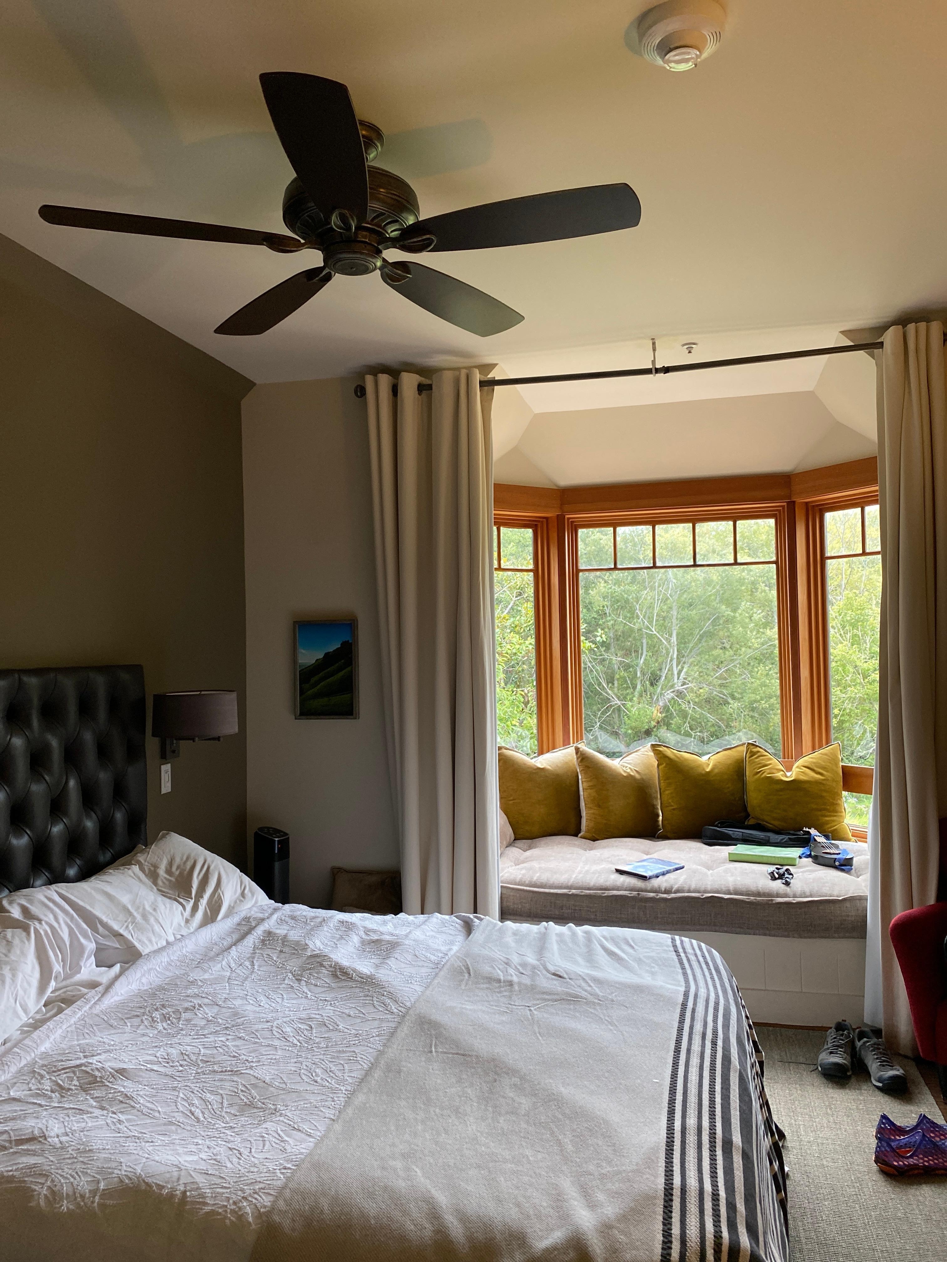 Room with a nook overlooking the garden 