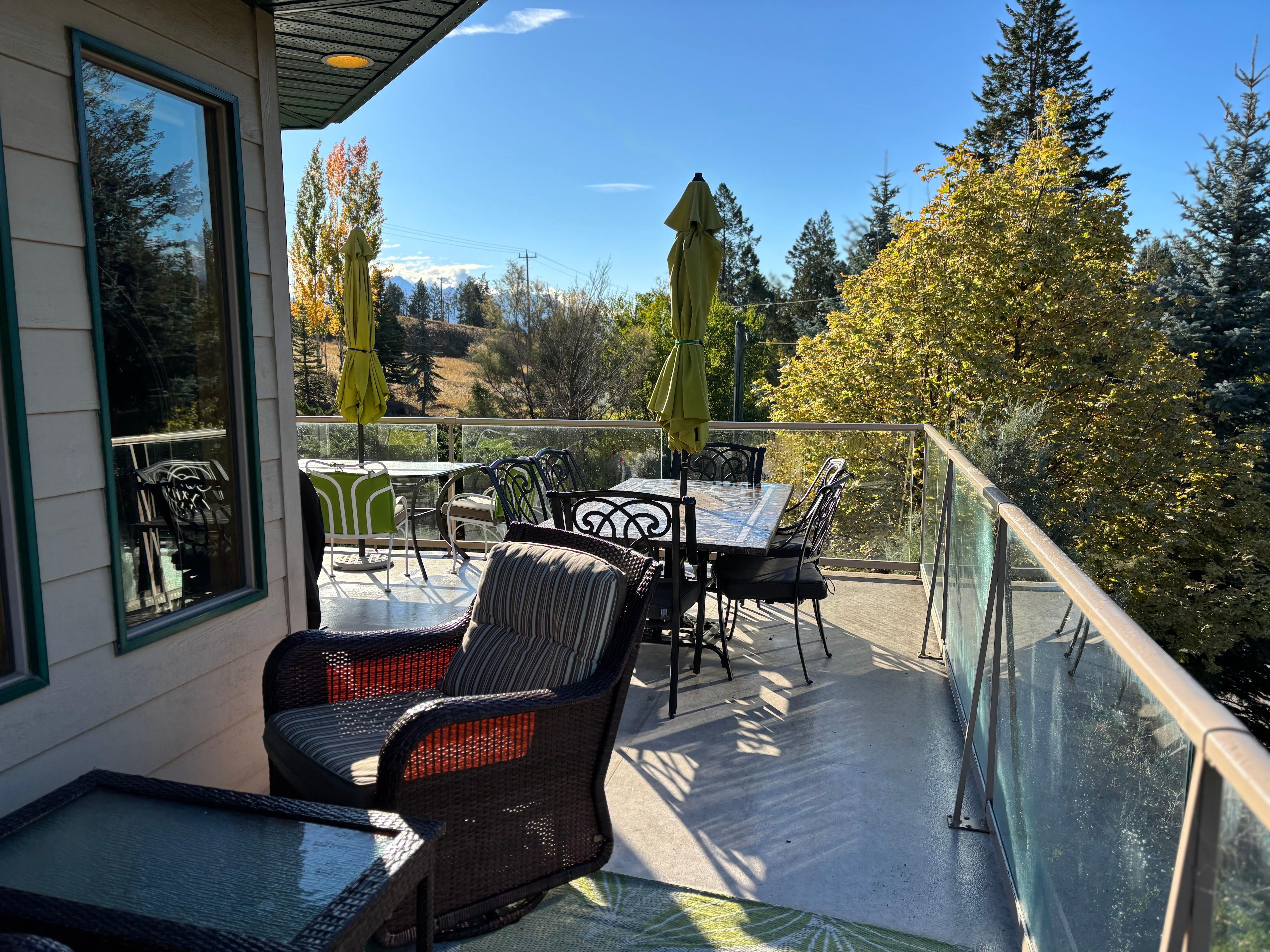 lots of seating in the deck