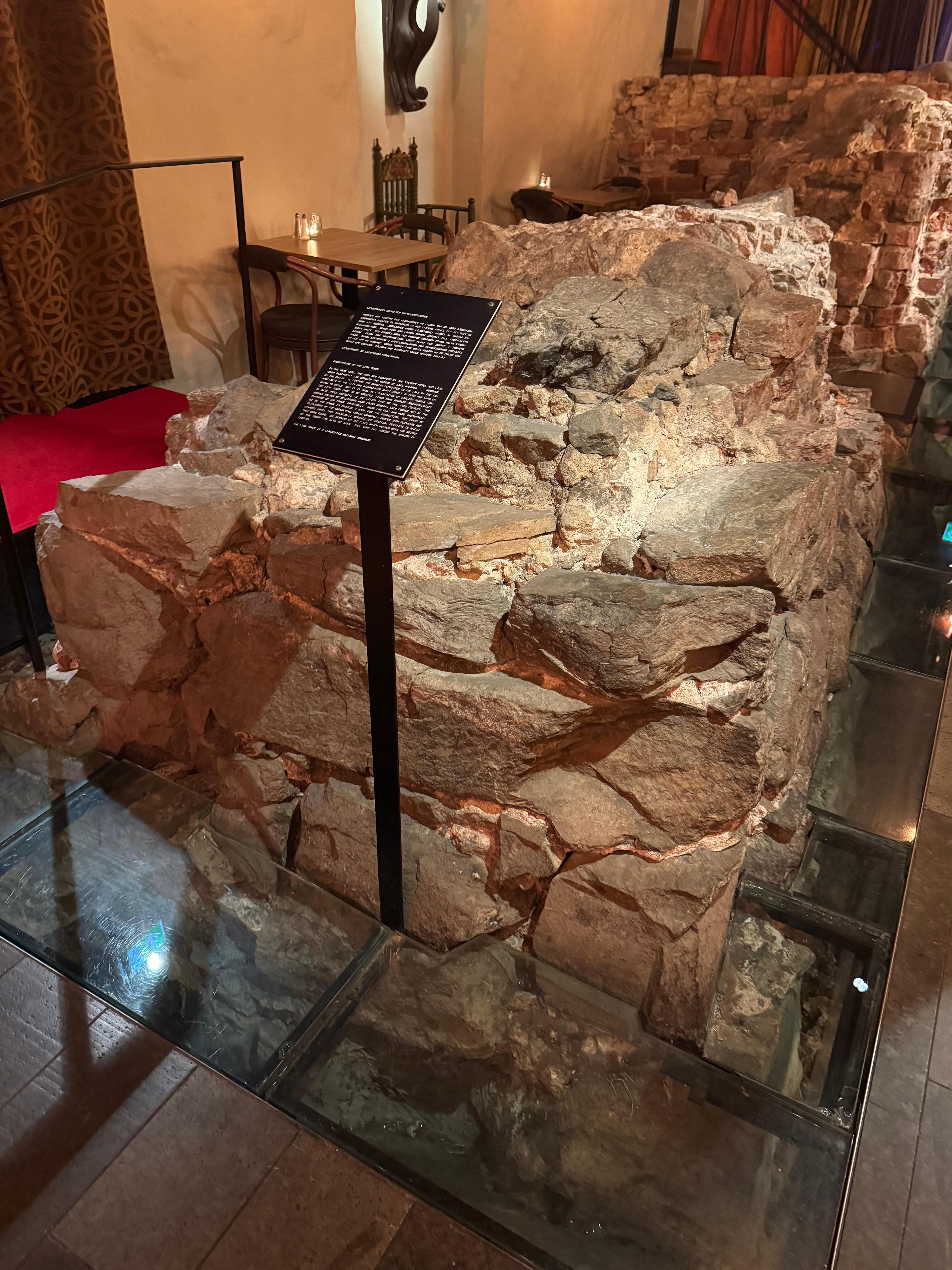 レストランの遺跡展示