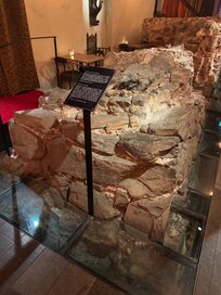 レストランの遺跡展示