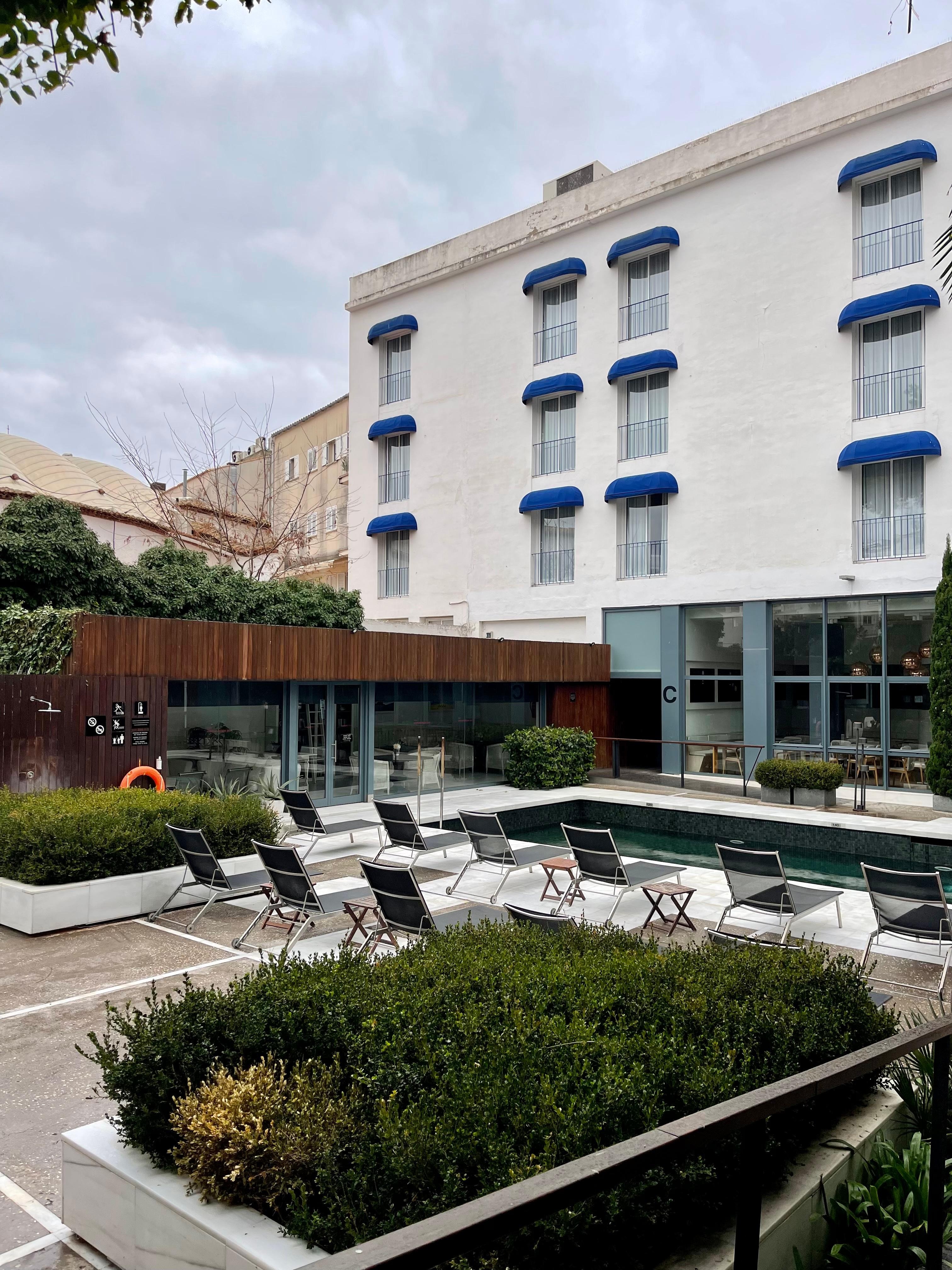 Piscina y solárium